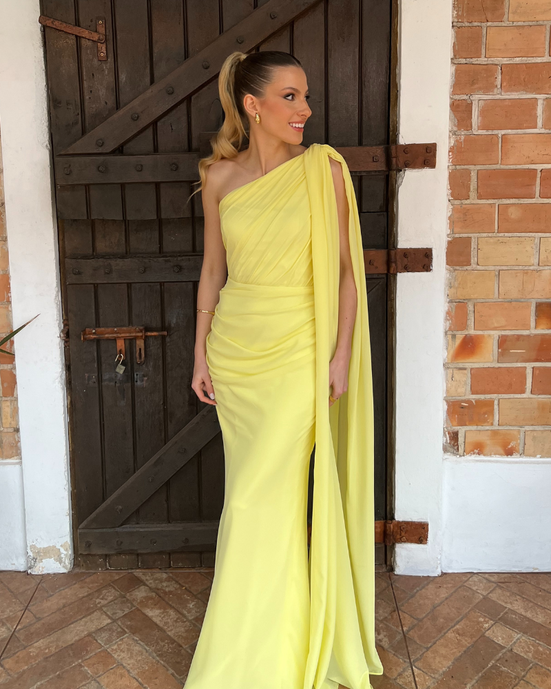 vestido capa amarelo