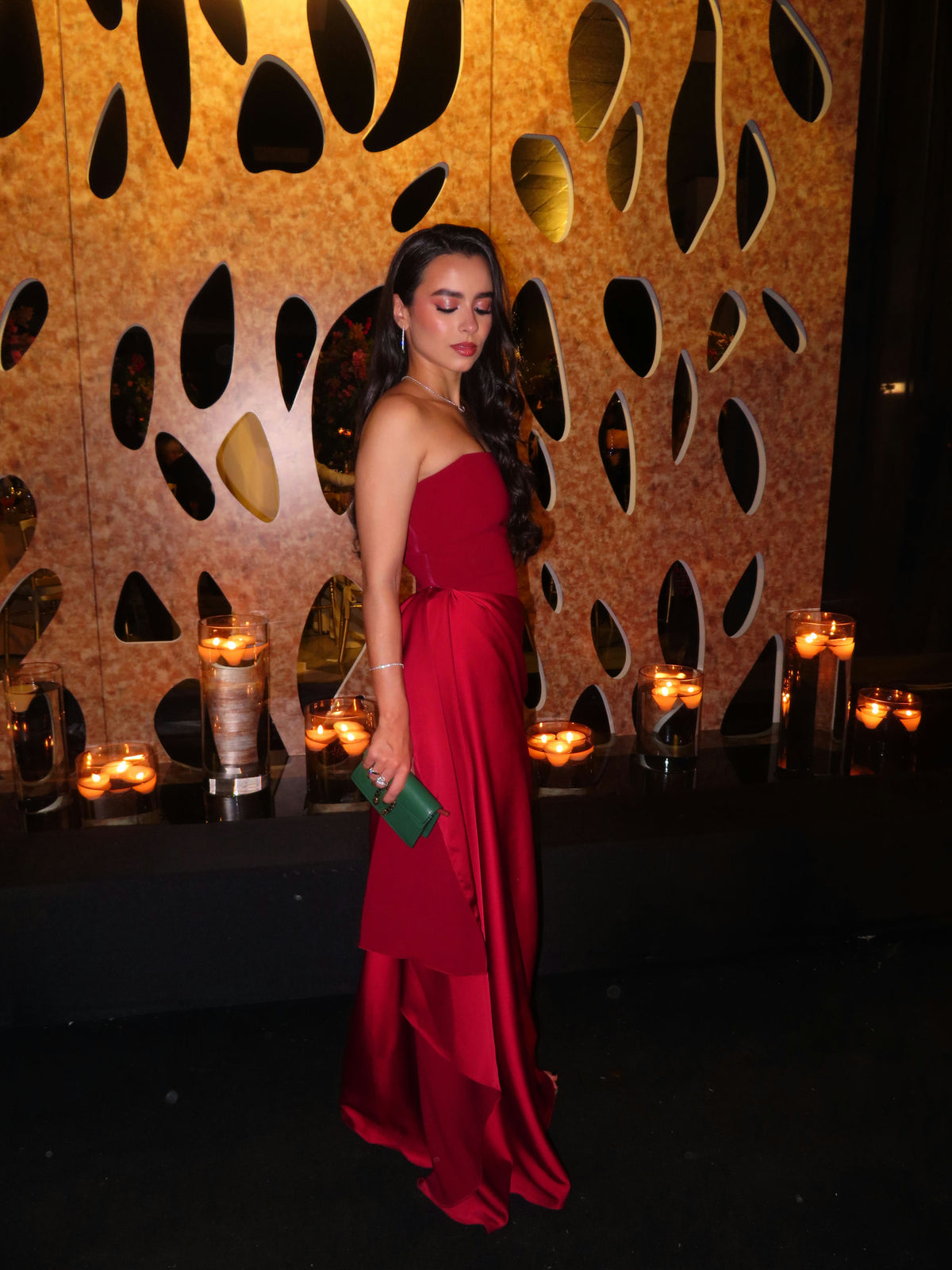 vestido corset saia drapeada vinho