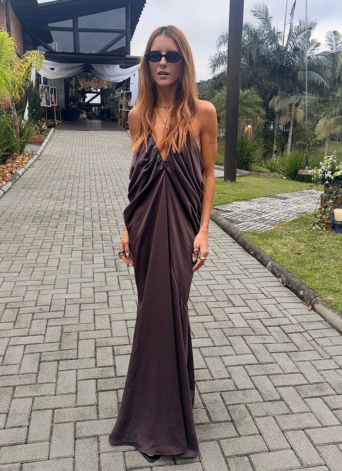 vestido decote drapeado marrom