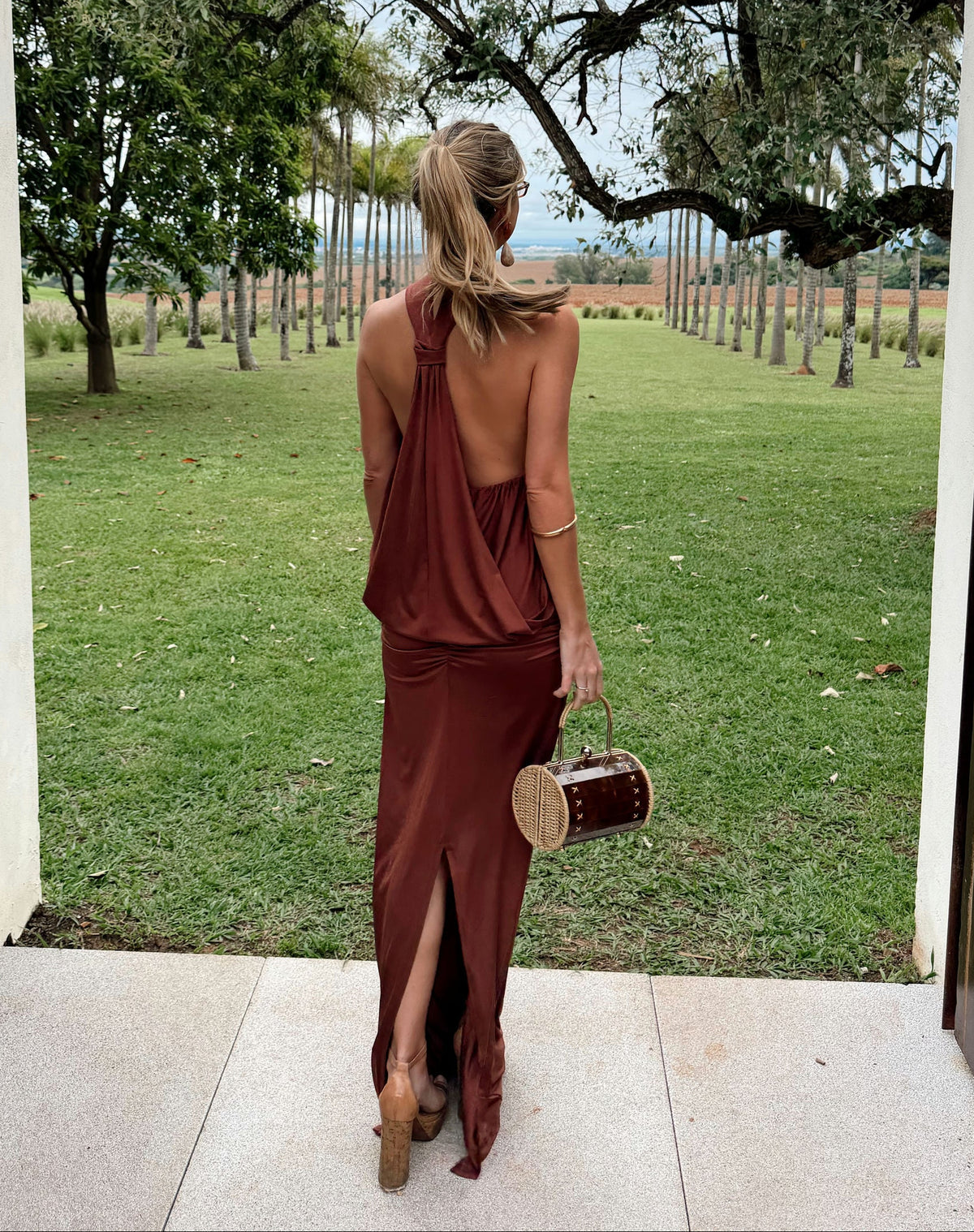 vestido detalhe decote marrom