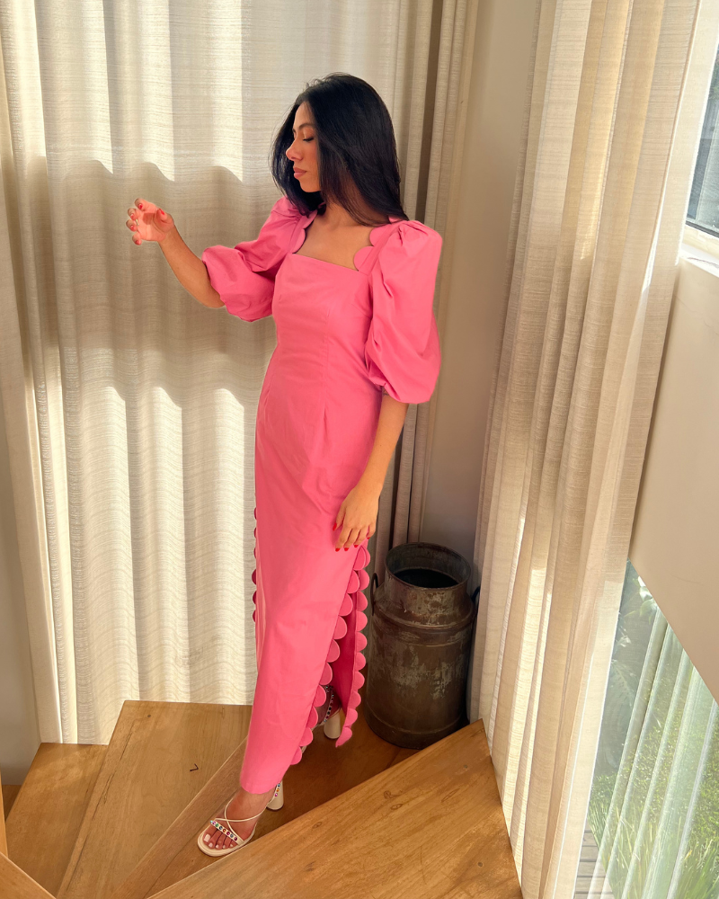 vestido fenda bolinhas rosa