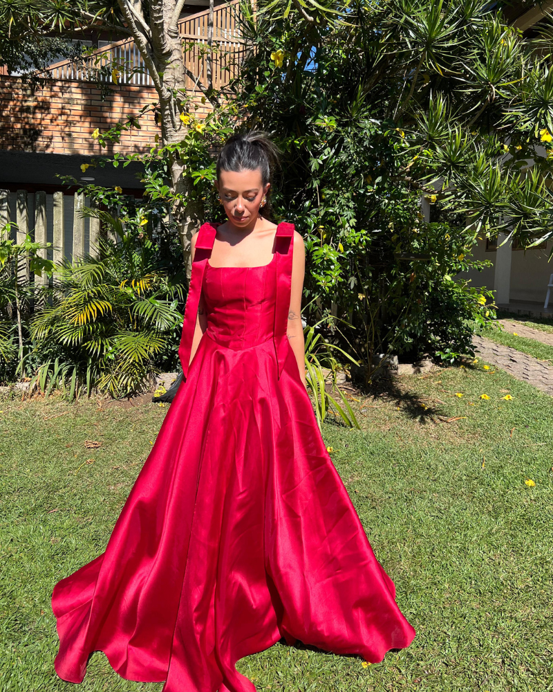 vestido decote reto vermelho