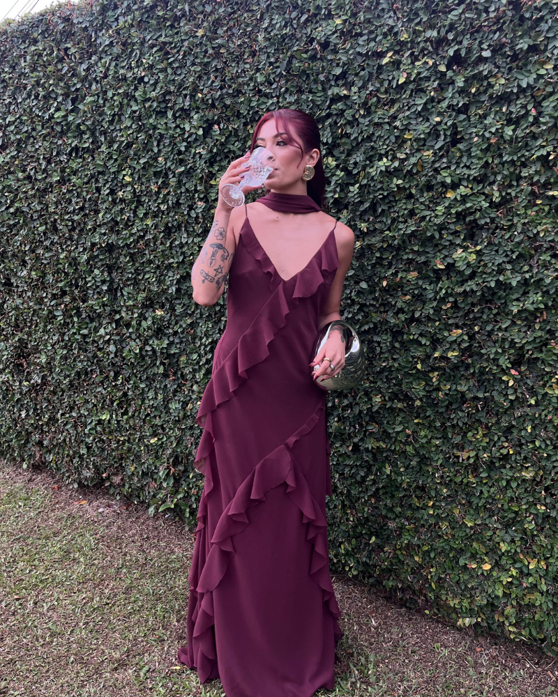 vestido babados bordô