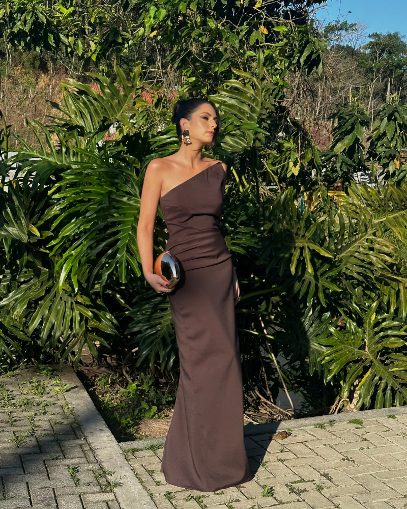 vestido decote assimétrico marrom