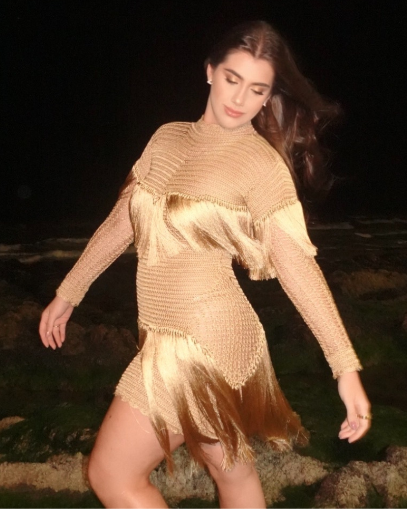 vestido crochê e franjas curto dourado