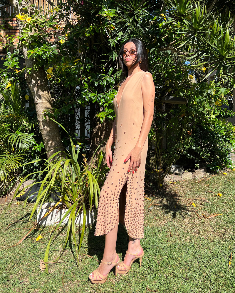 vestido aplicações nude