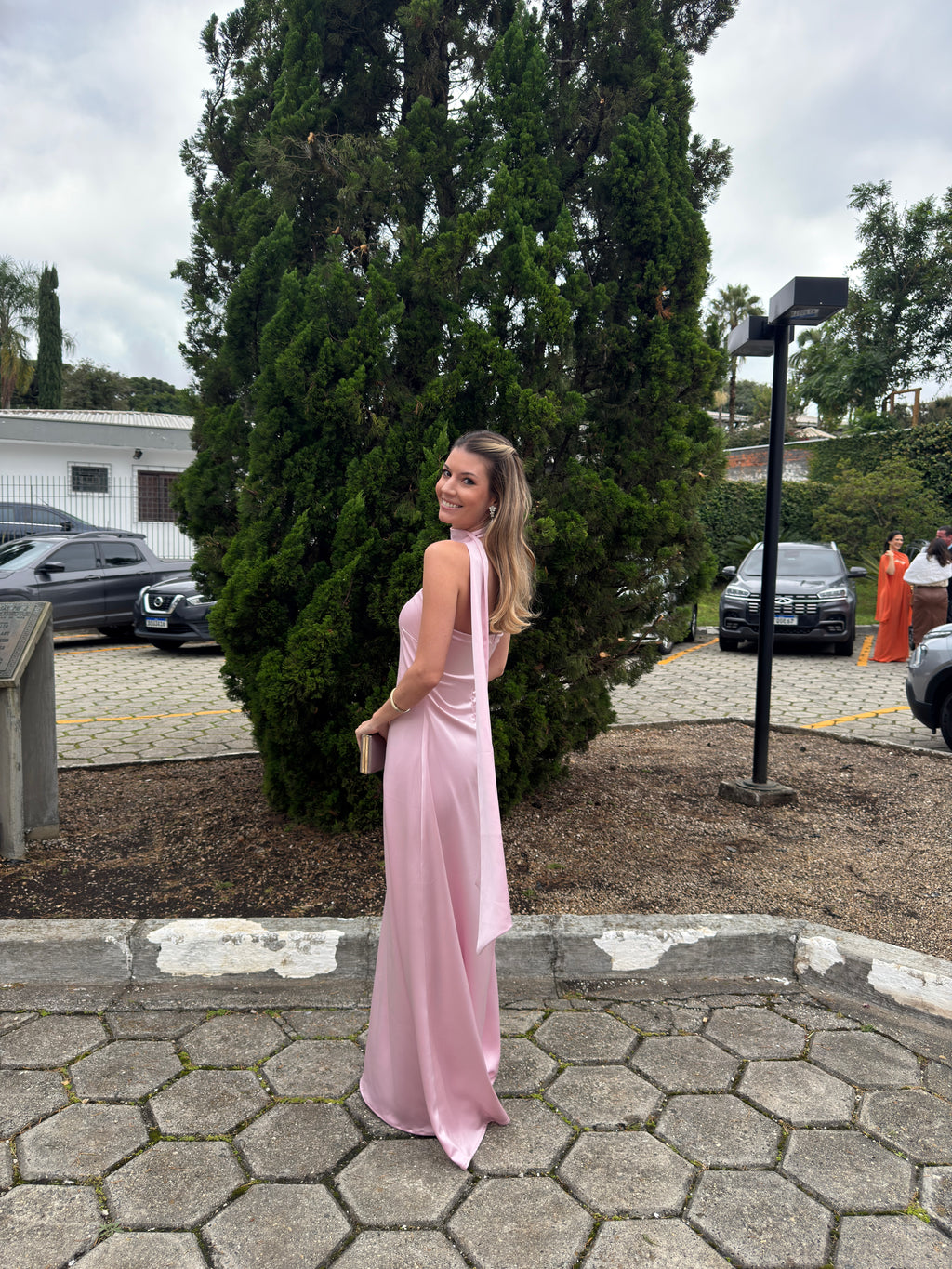 vestido lenço acetinado rosa