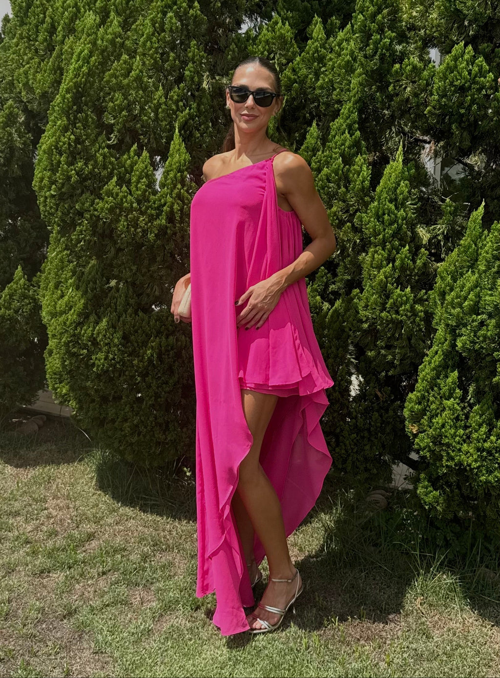 vestido assimétrico fenda rosa