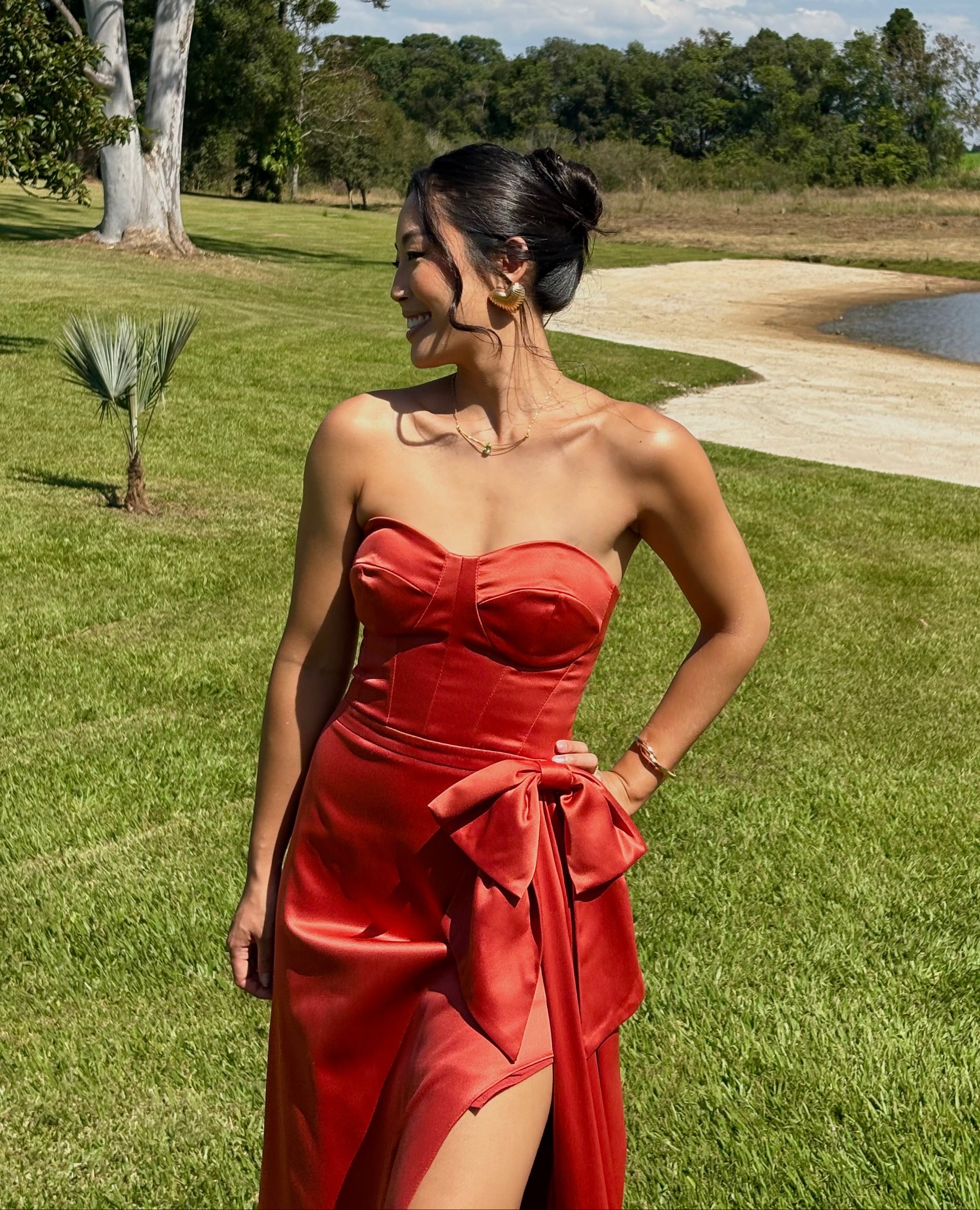 Vestido laranja tomara que caia longo