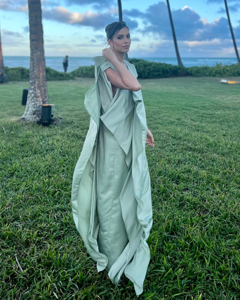 vestido longo com detalhes recortados verde