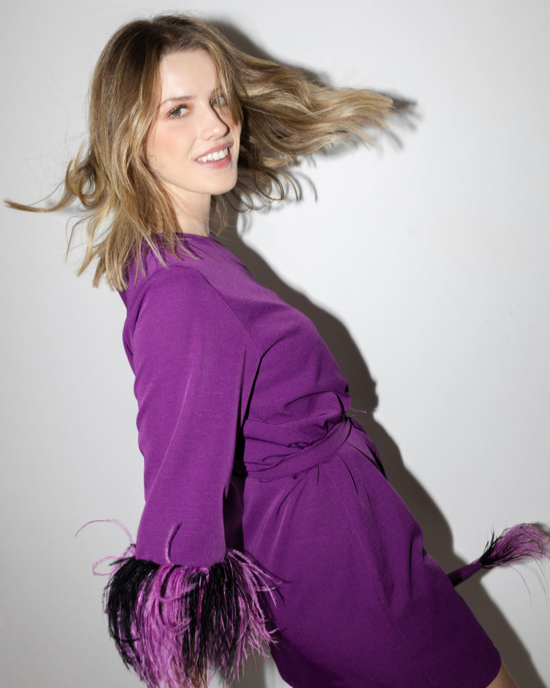 vestido plumas roxo