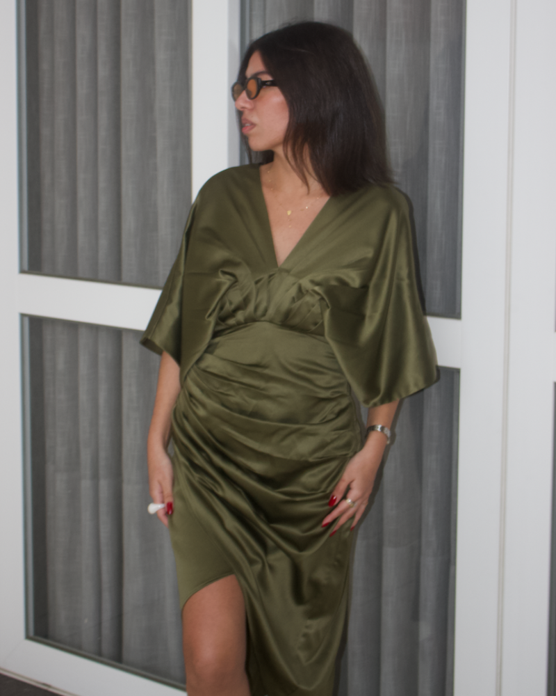vestido drapeado assimétrico verde oliva