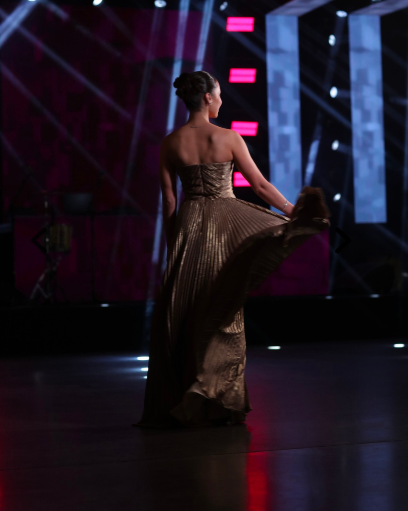 vestido plissado dourado