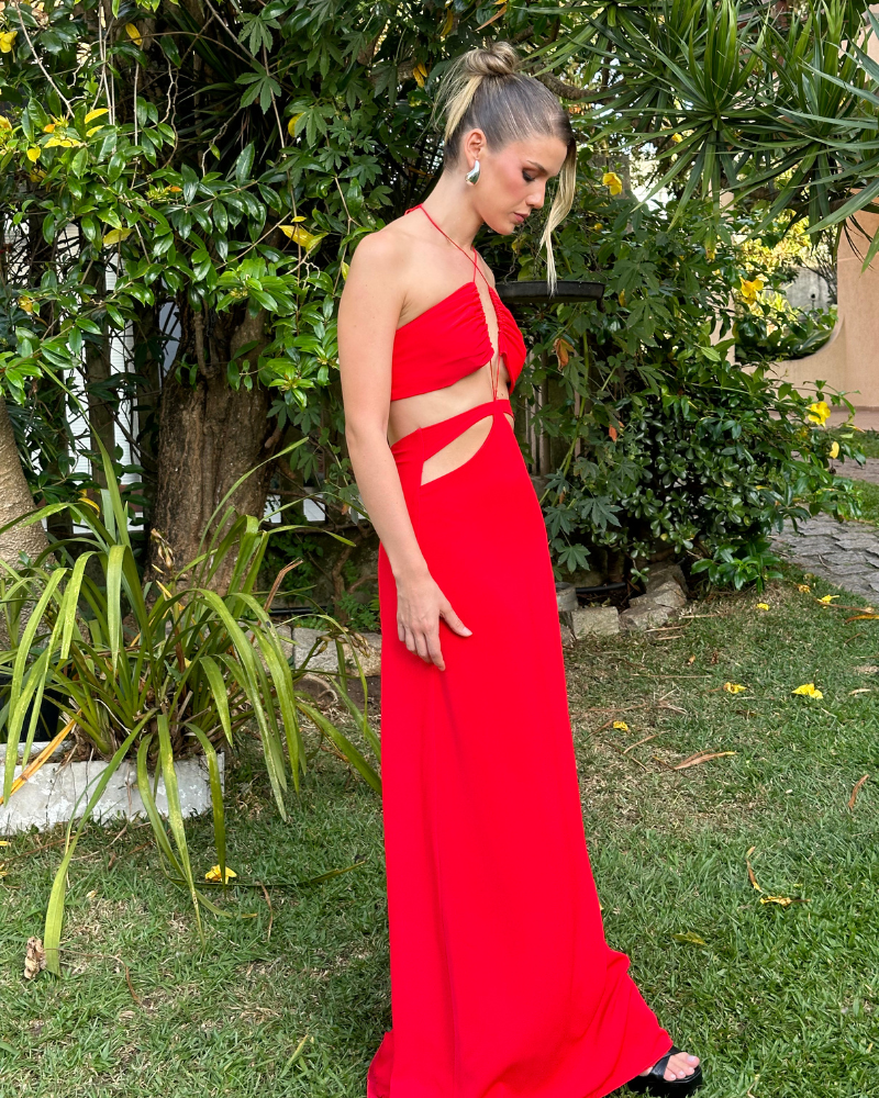 vestido recortes e decote vermelho