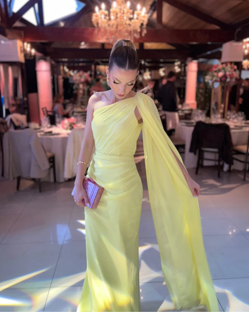 vestido capa amarelo