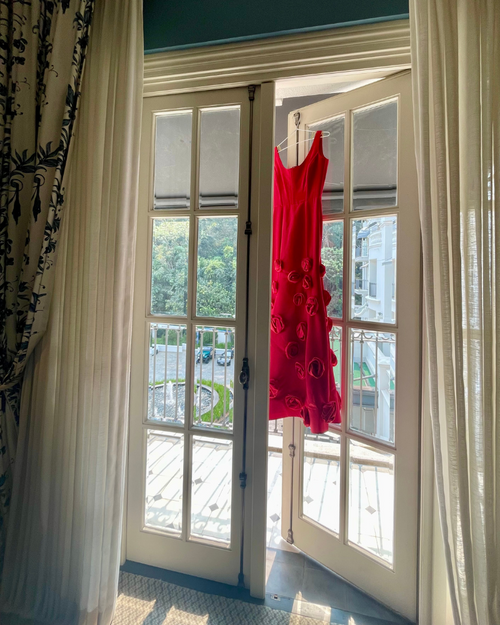 vestido aplicação de flores vermelho