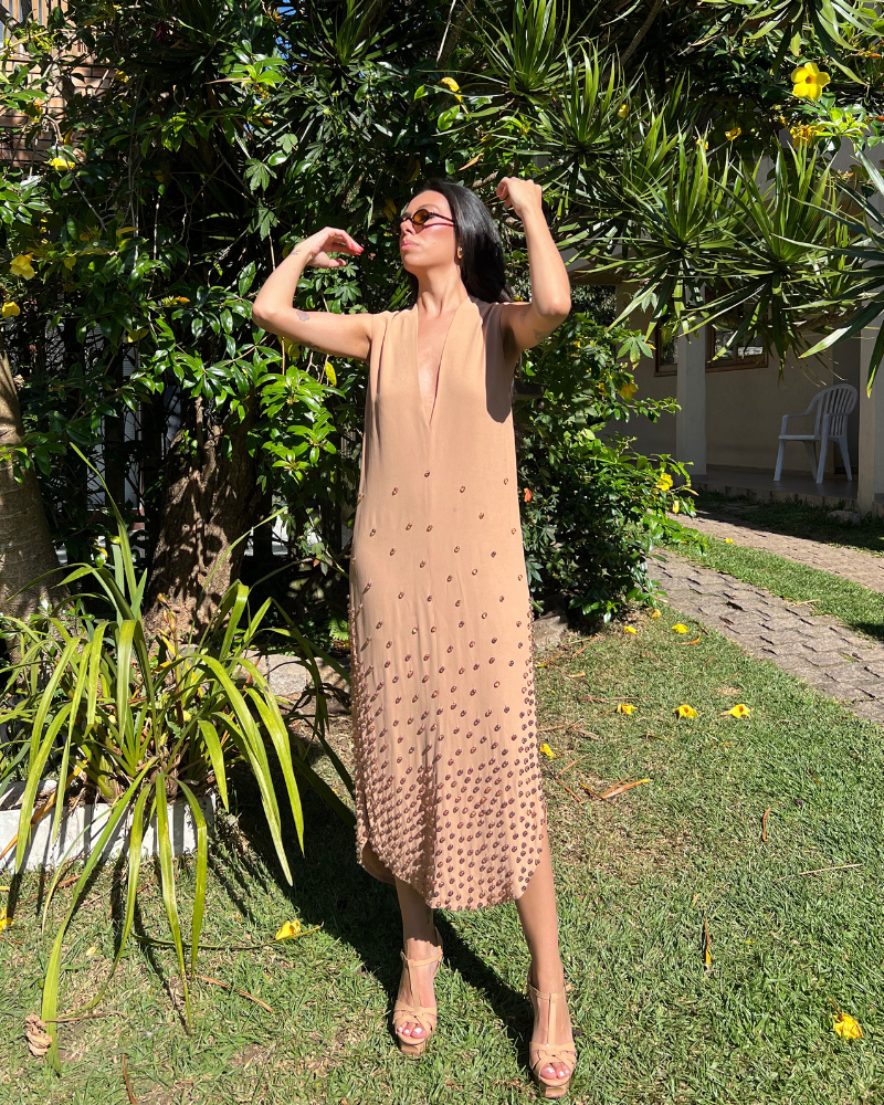 vestido aplicações nude