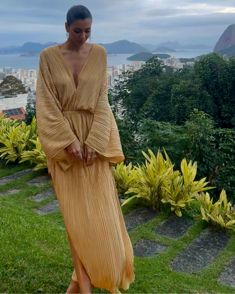 vestido longuete fluido dourado