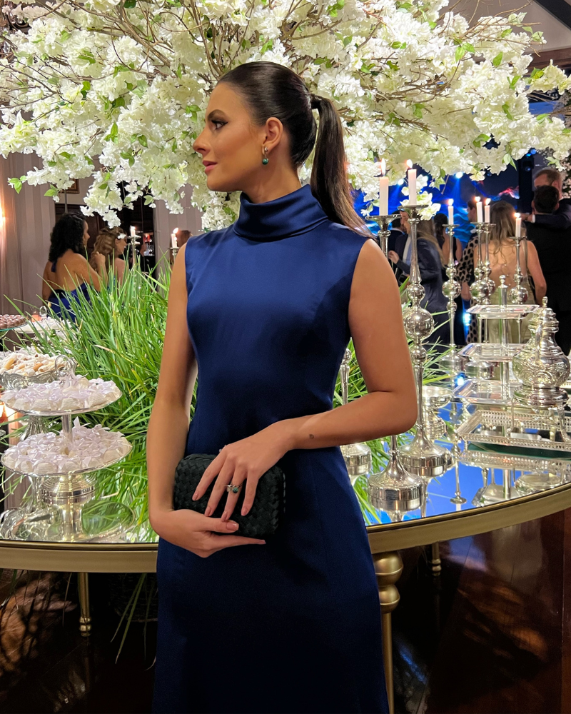 vestido gola e decote azul marinho