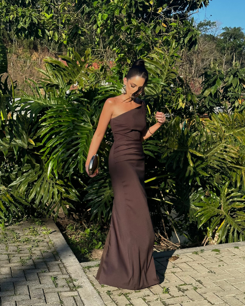vestido decote assimétrico marrom