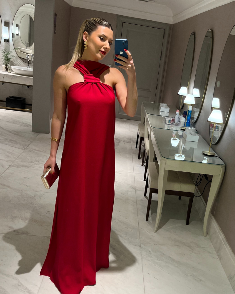 vestido detalhe gola vermelho