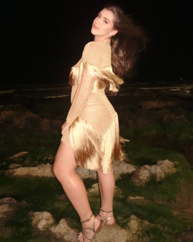 vestido crochê e franjas curto dourado