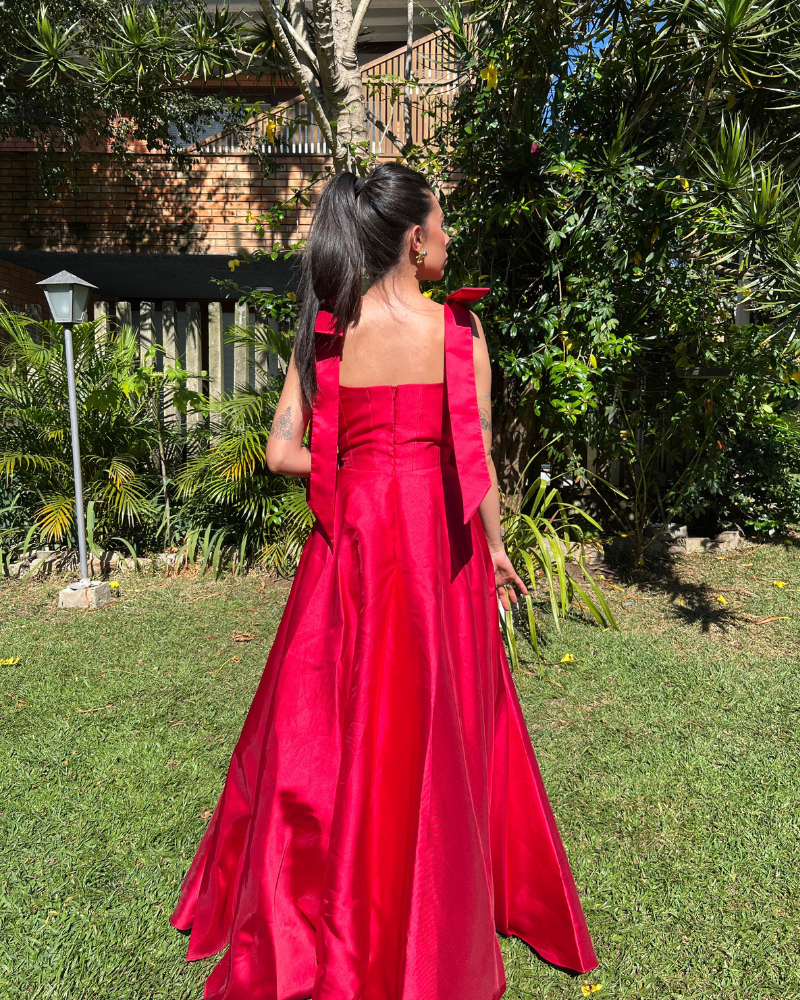 vestido decote reto vermelho