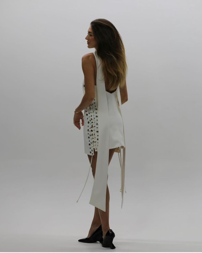 vestido ilhós branco