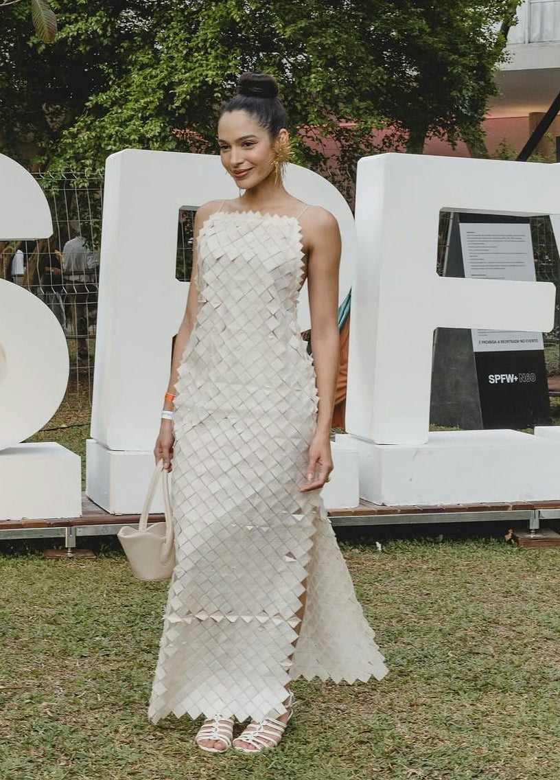 vestido relevo off white
