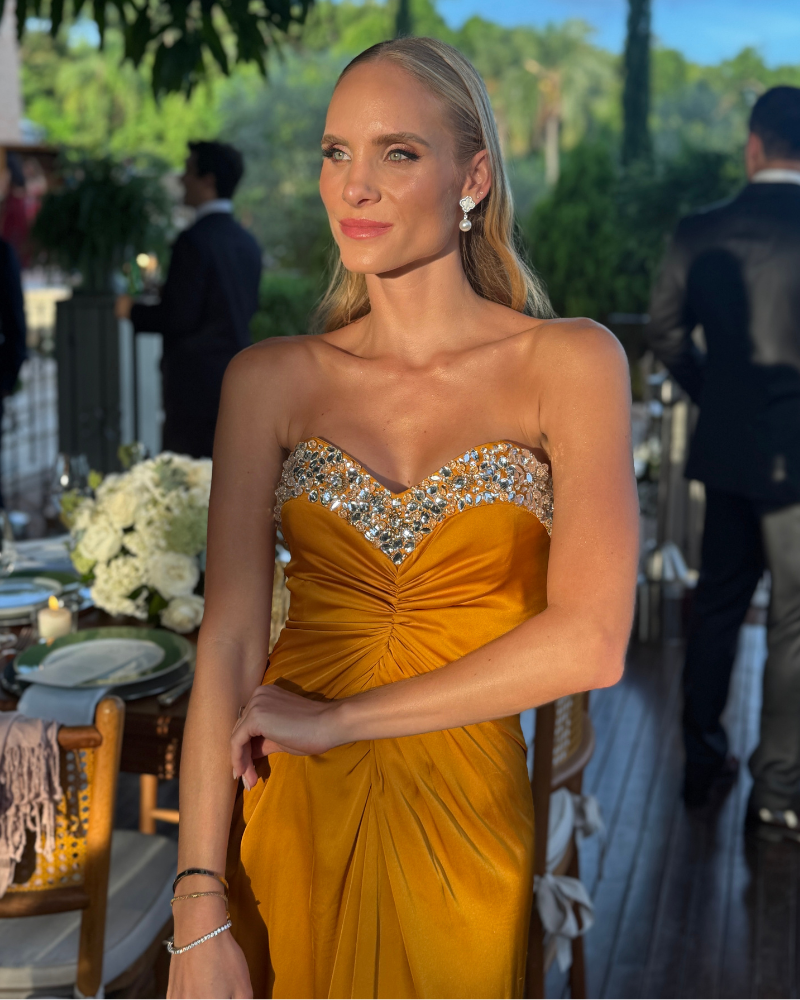 vestido longo com pedrarias amarelo