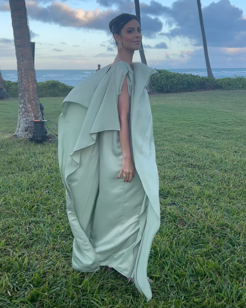 vestido longo com detalhes recortados verde