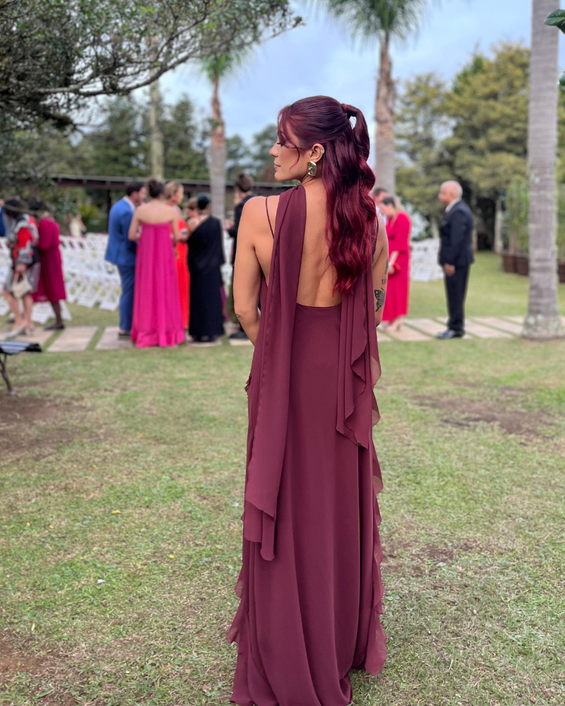 vestido babados bordô