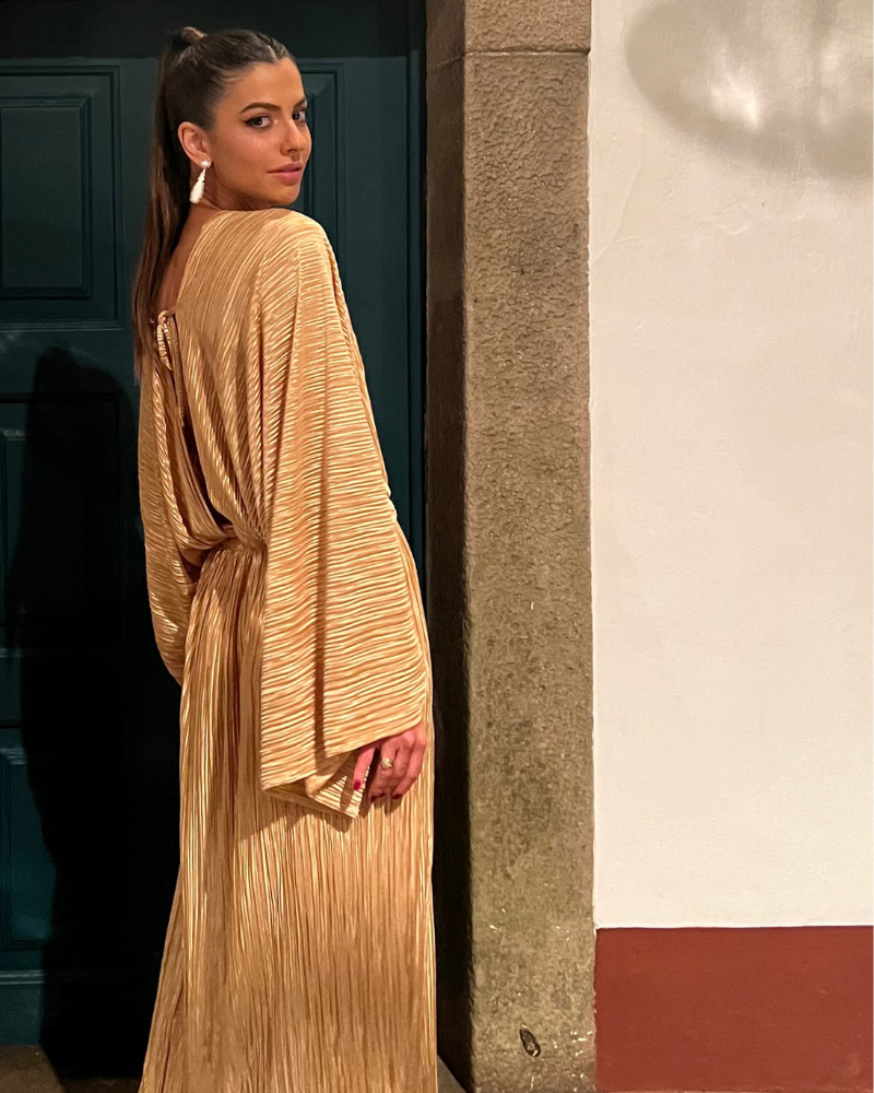 vestido longuete fluido dourado