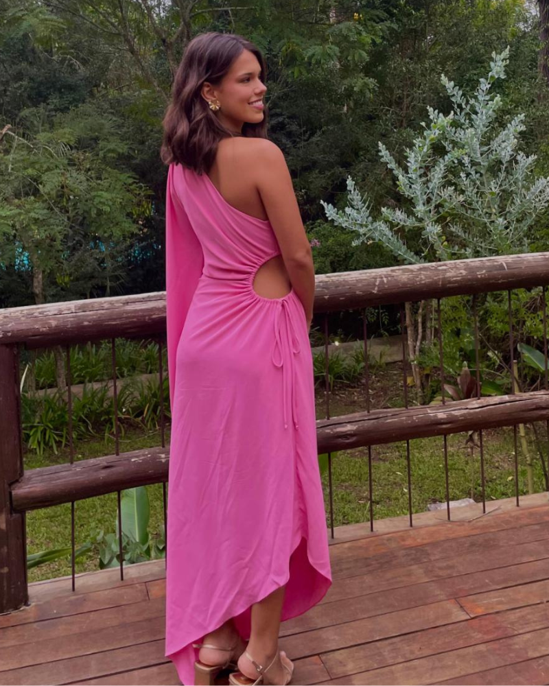 vestido assimétrico manga rosa