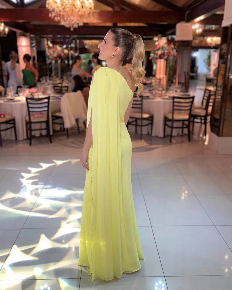 vestido capa amarelo