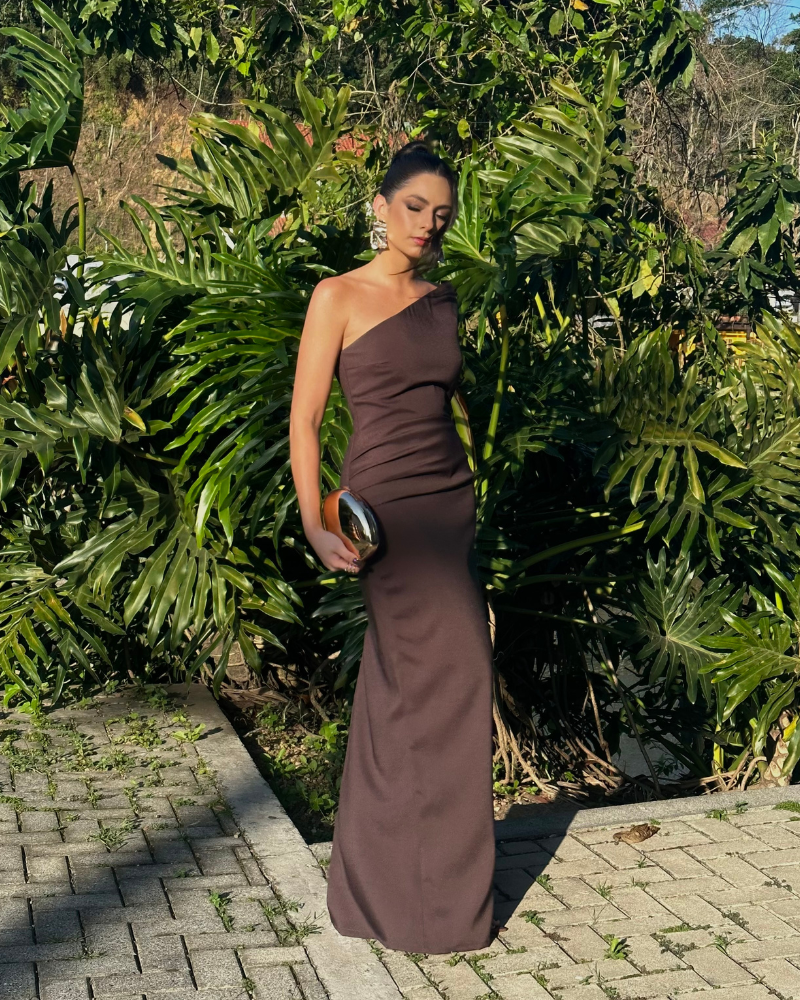 vestido decote assimétrico marrom
