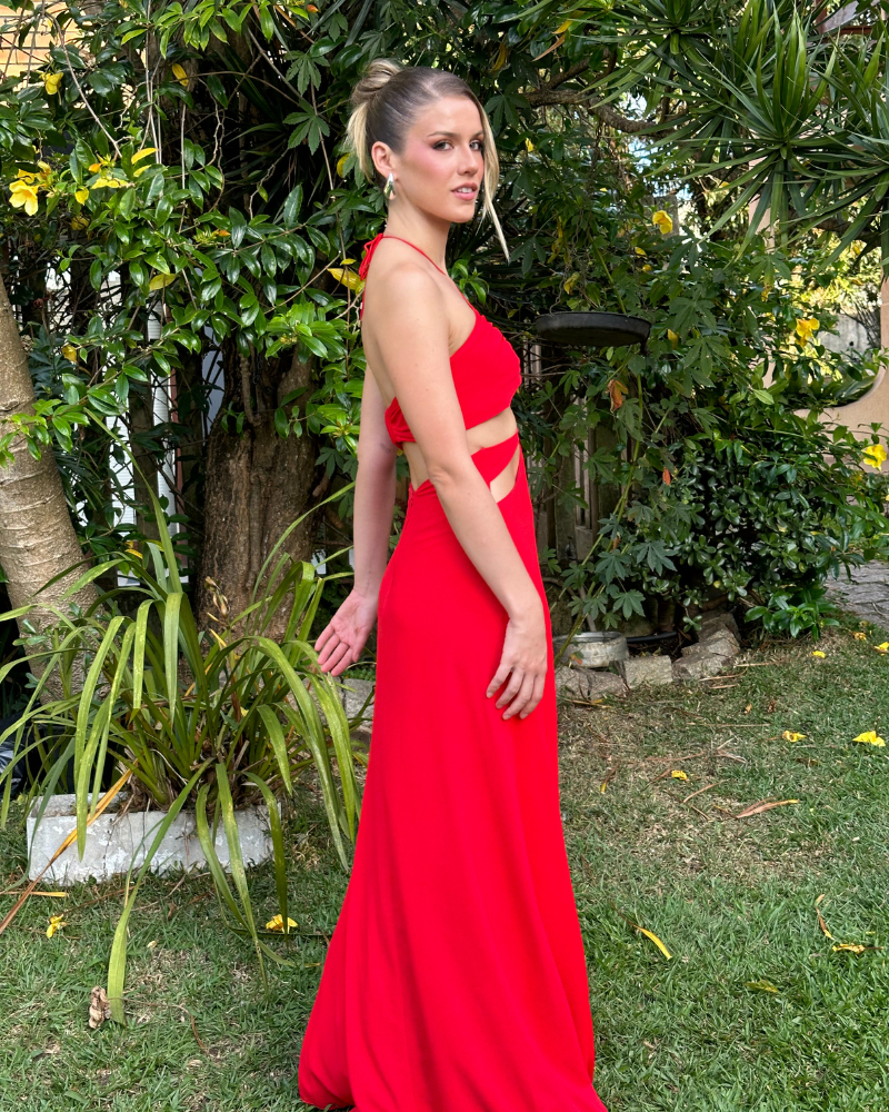 vestido recortes e decote vermelho