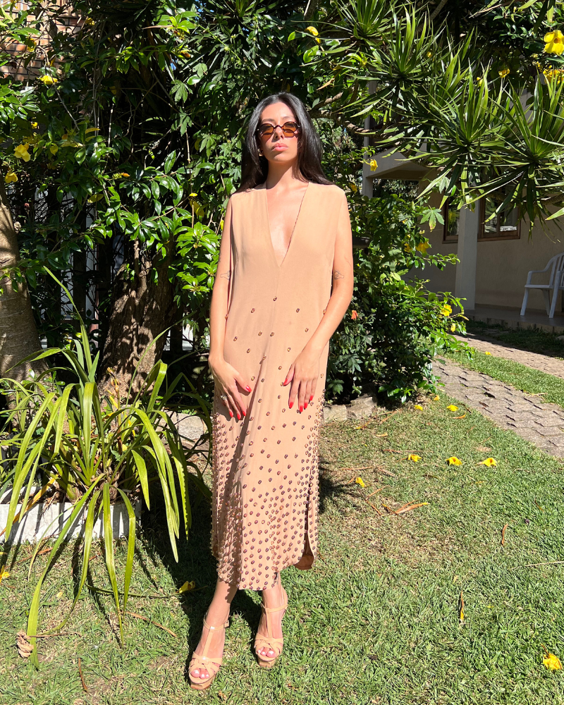 vestido aplicações nude
