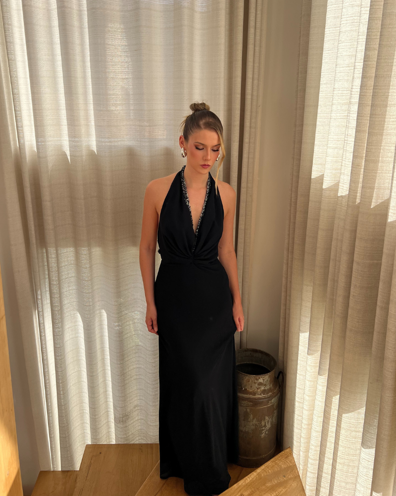 vestido preto com pedraria