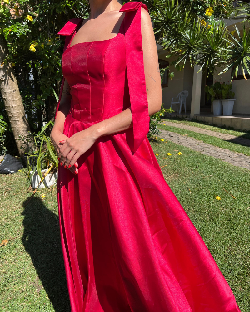 vestido decote reto vermelho