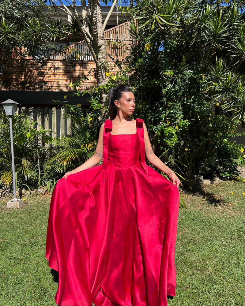 vestido decote reto vermelho