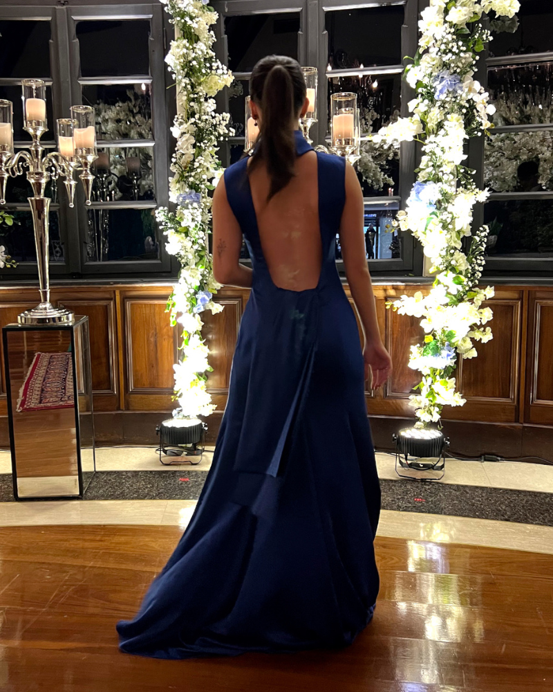 vestido gola e decote azul marinho