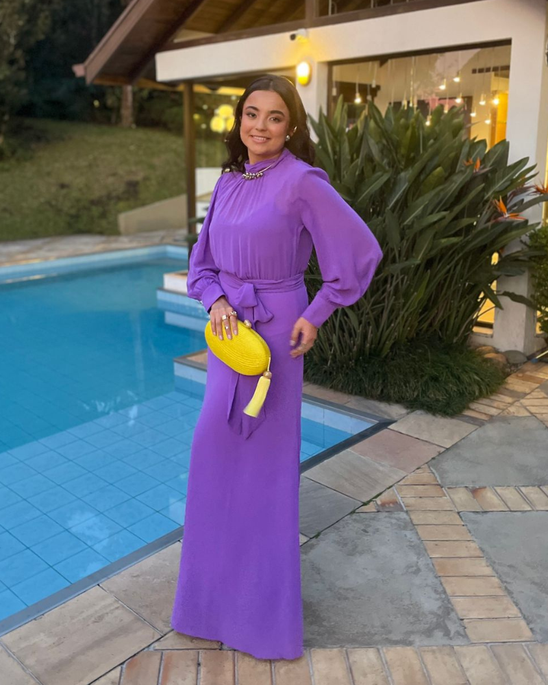 vestido fechado com manga violeta