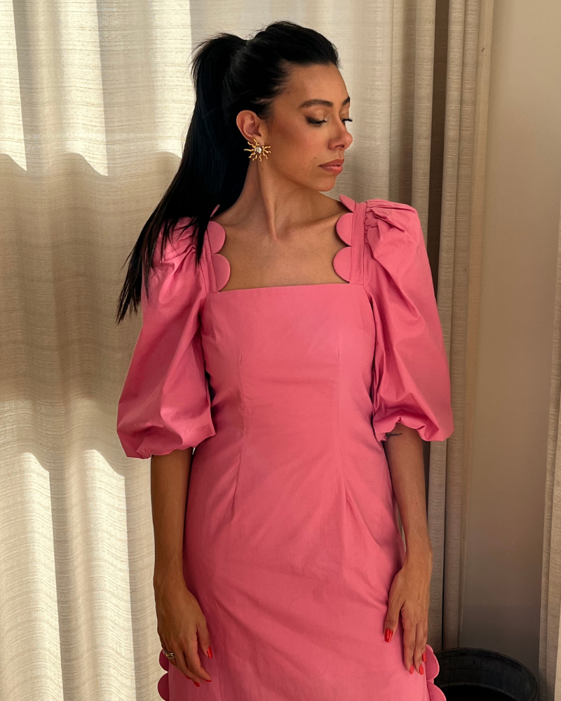 vestido fenda bolinhas rosa