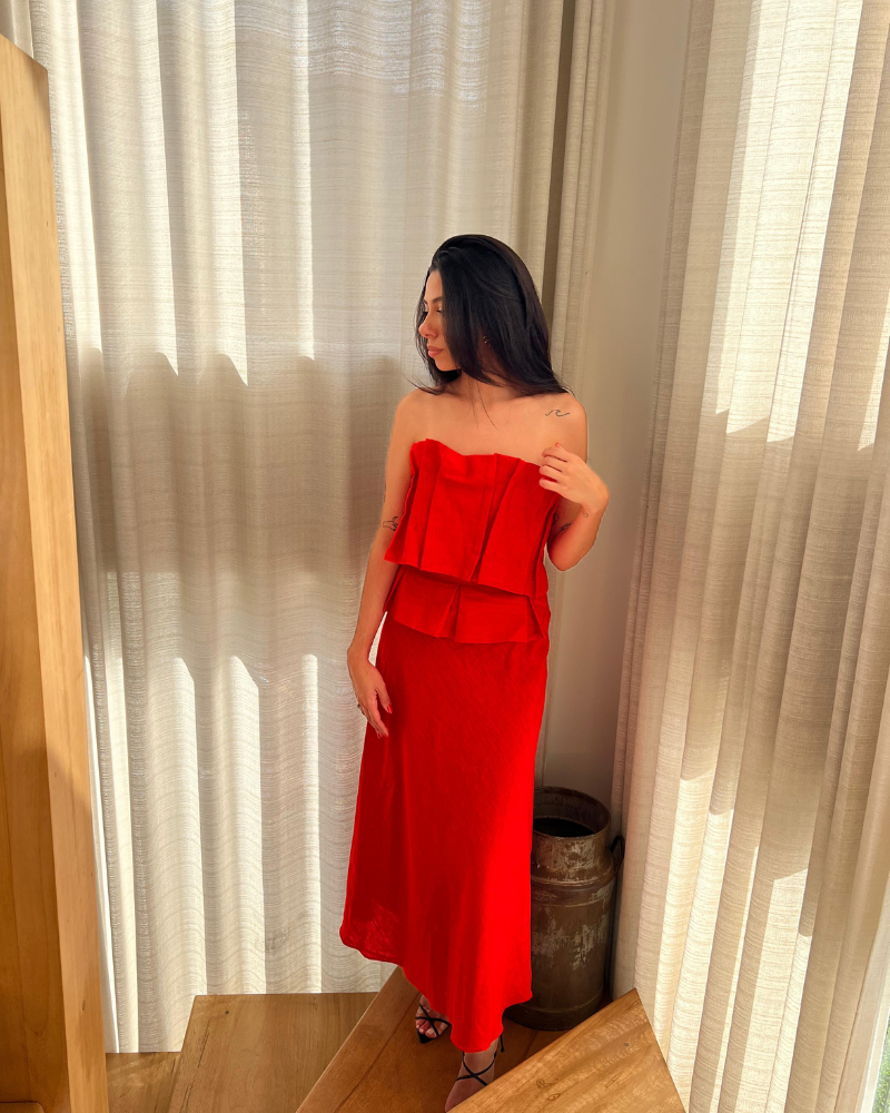 vestido midi com plissado vermelho