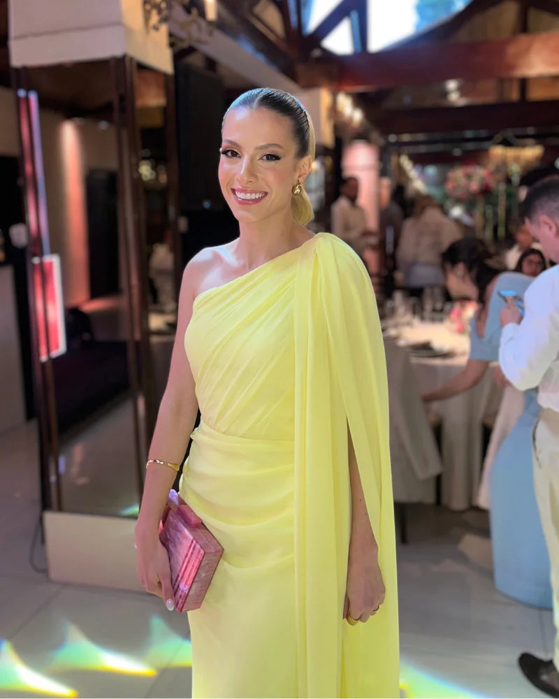 vestido capa amarelo