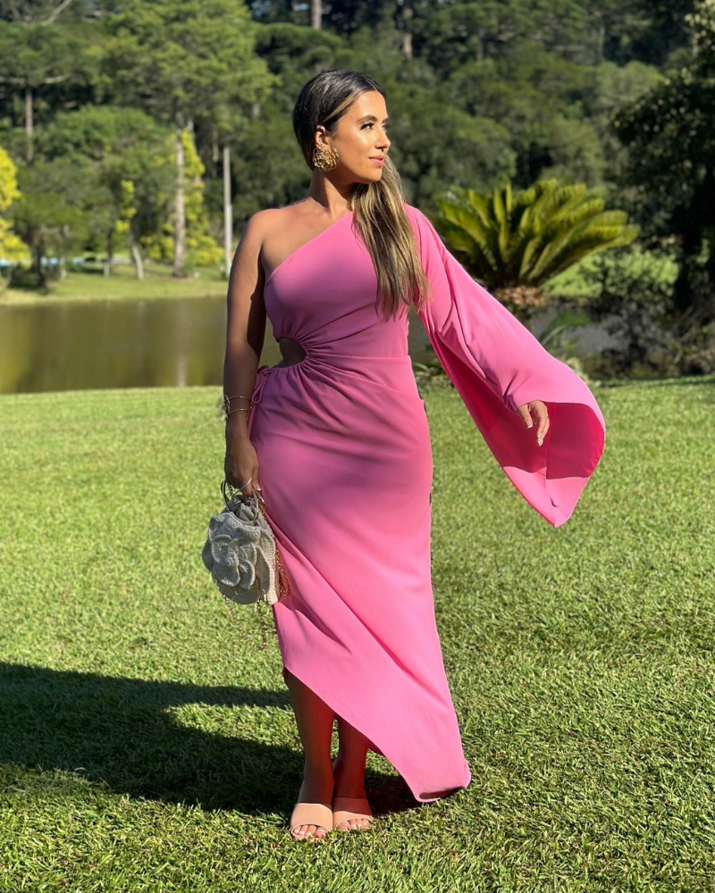 vestido assimétrico manga rosa