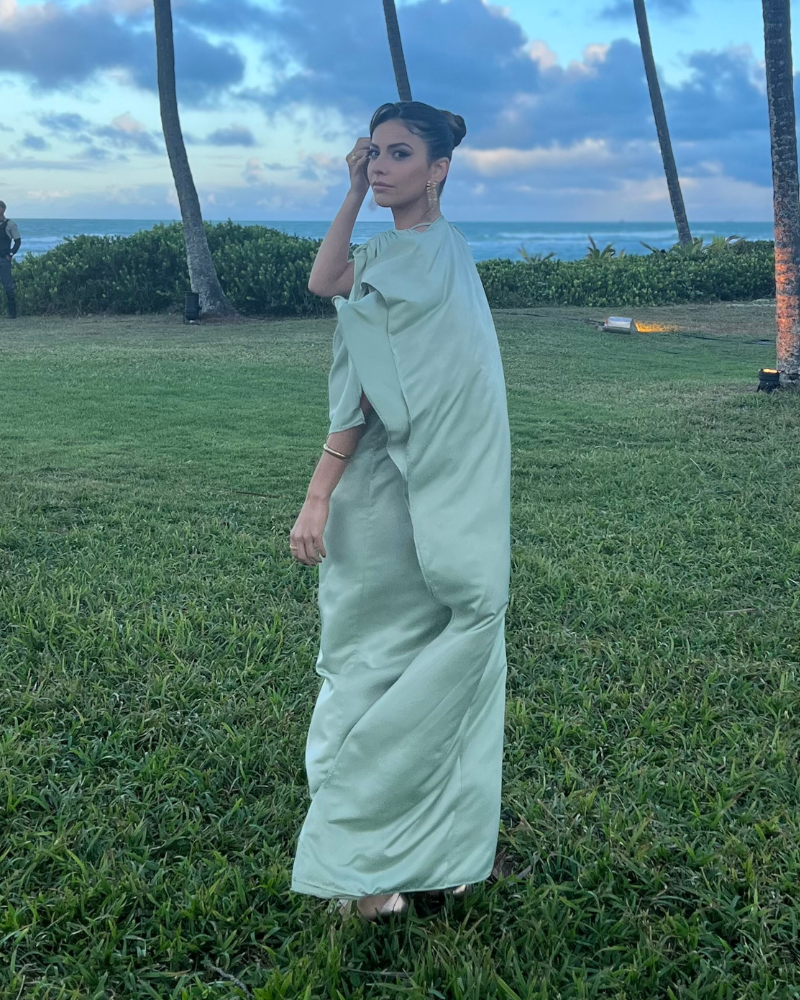 vestido longo com detalhes recortados verde