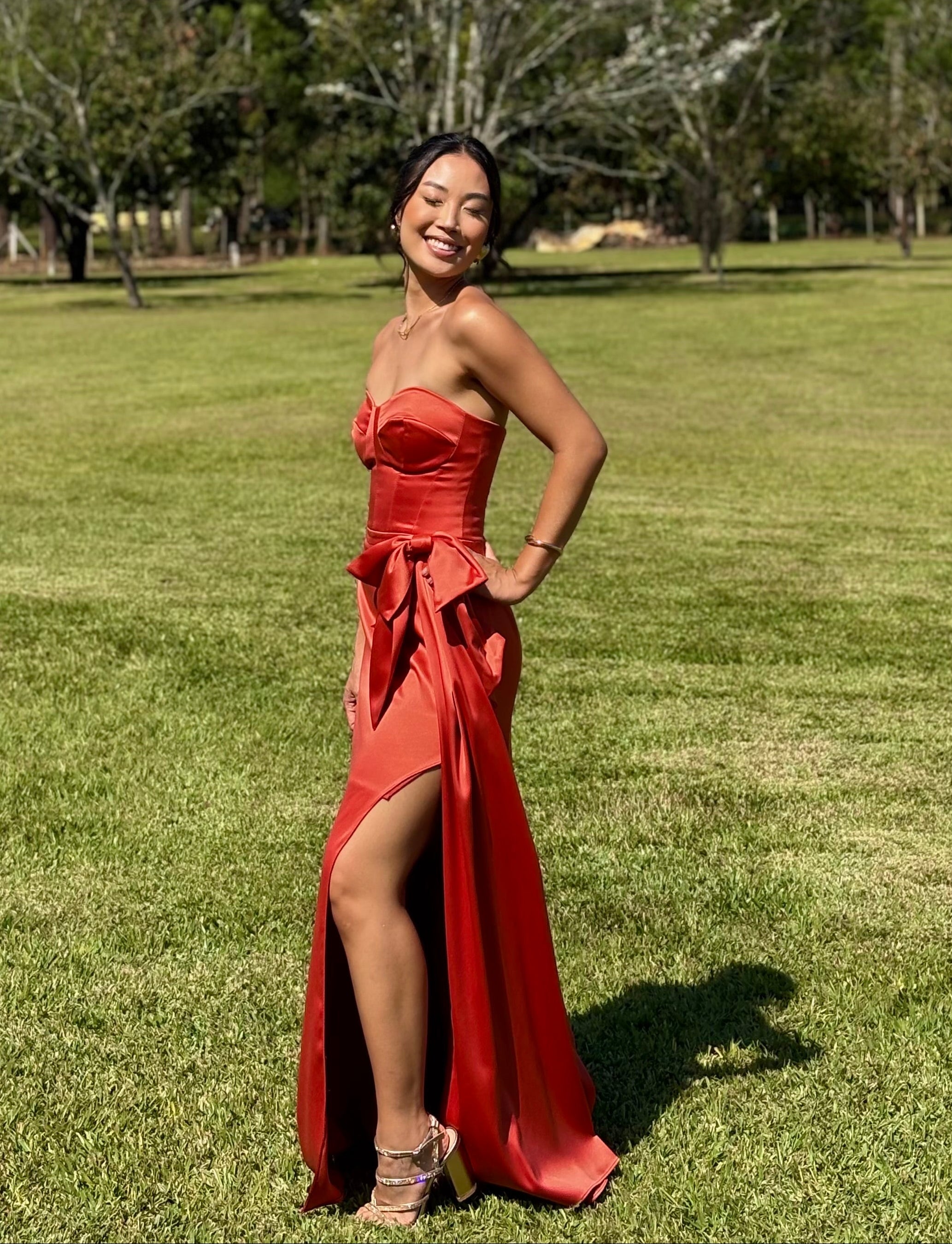 Vestido laranja tomara que caia longo