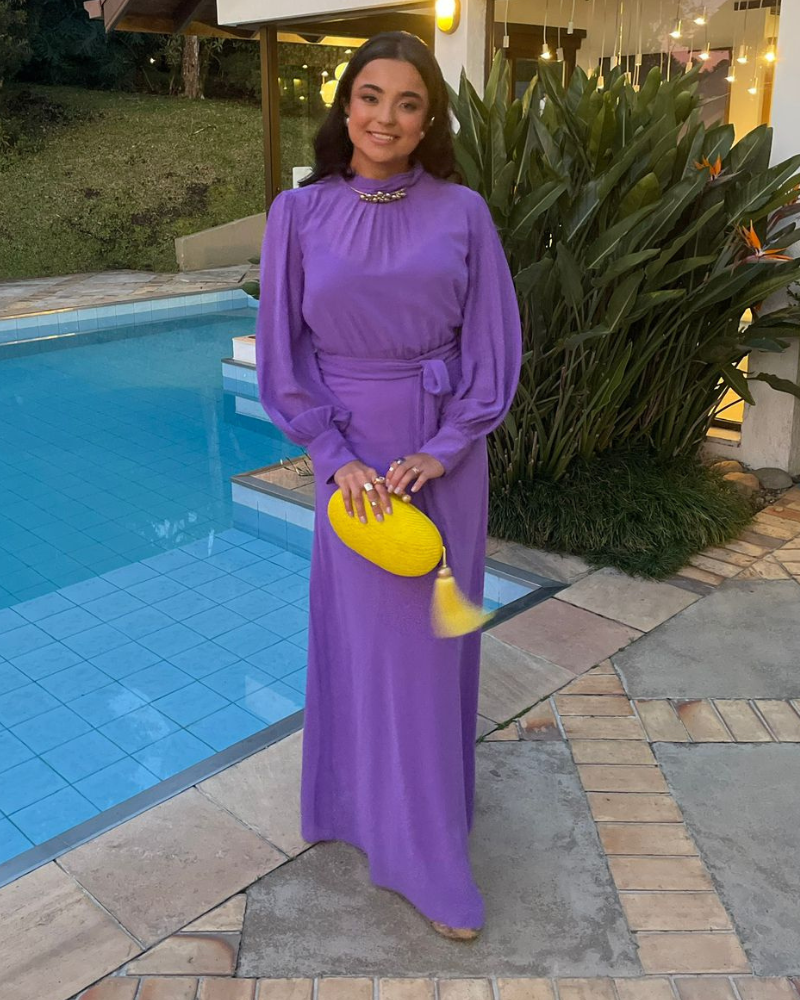 vestido fechado com manga violeta